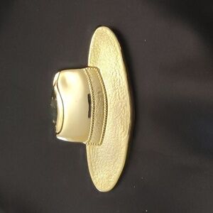Gold tone wide brim hat brooch Y2K